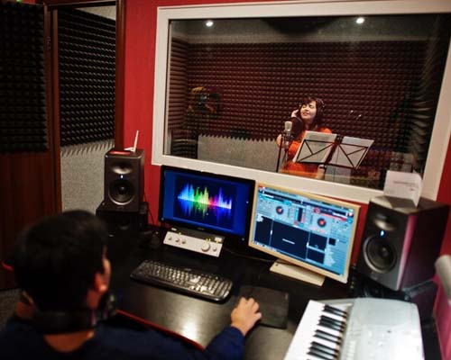 We offer our fully equipped studio for hire in goa